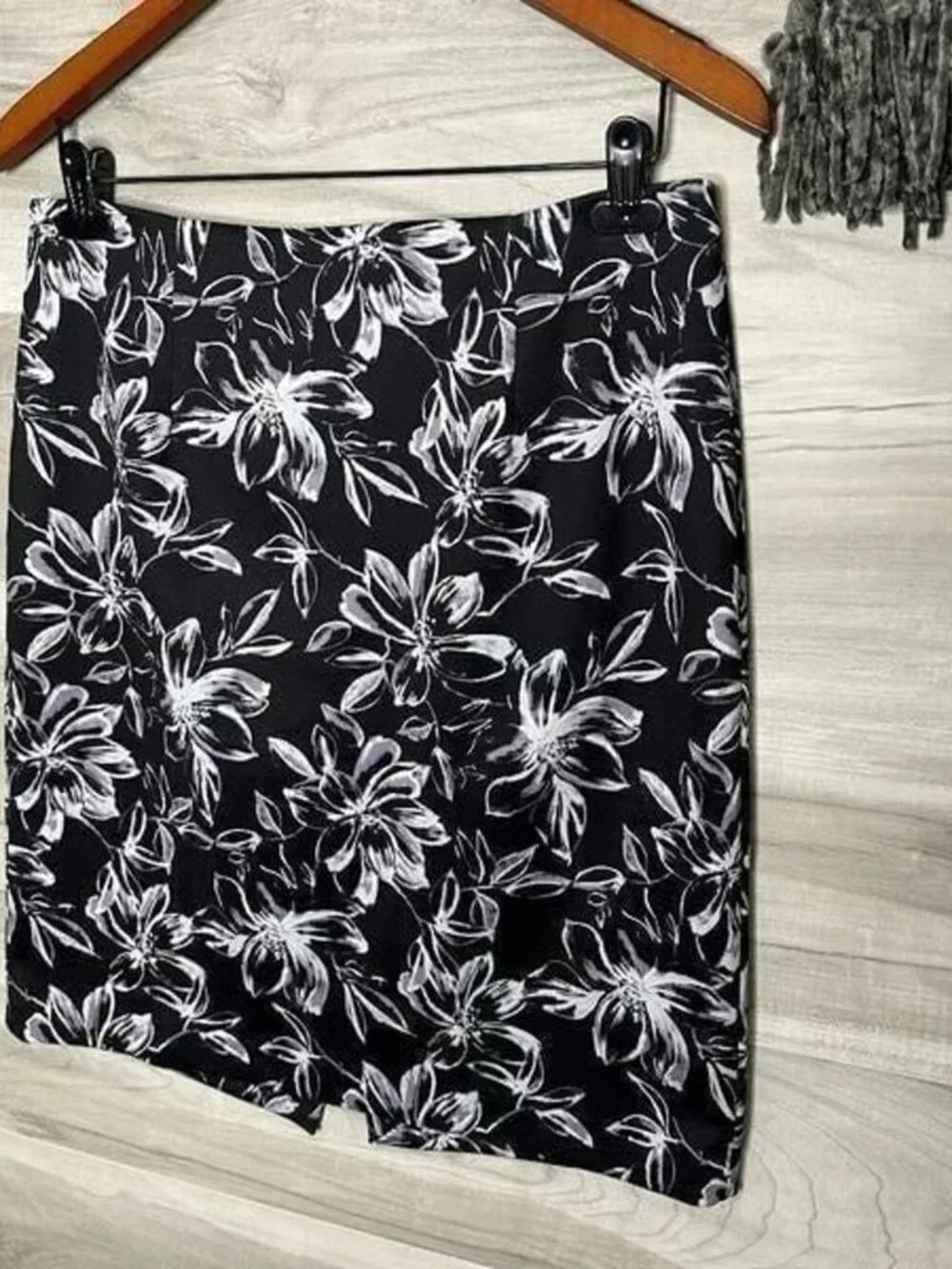 Carmen Marc Valvo Floral Gray Black Stretch Vented Pencil Straight Skirt Size 10